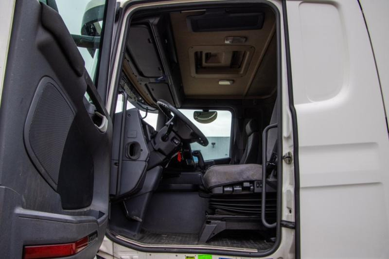 Interior photo 1: Tractor unit Scania G 340 (LNG GAS)