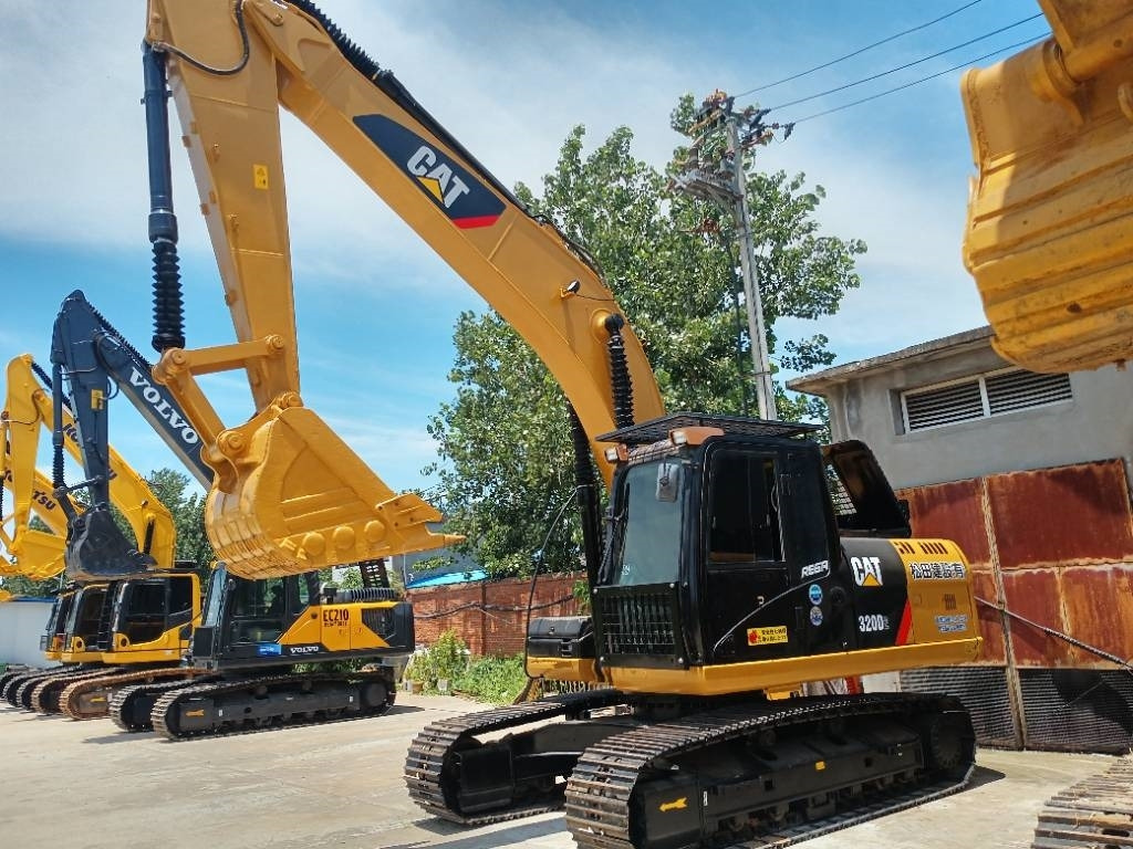 CAT 320 D2 - Crawler excavator: picture 3 CAT 320 D2 - Crawler excavator: picture 3