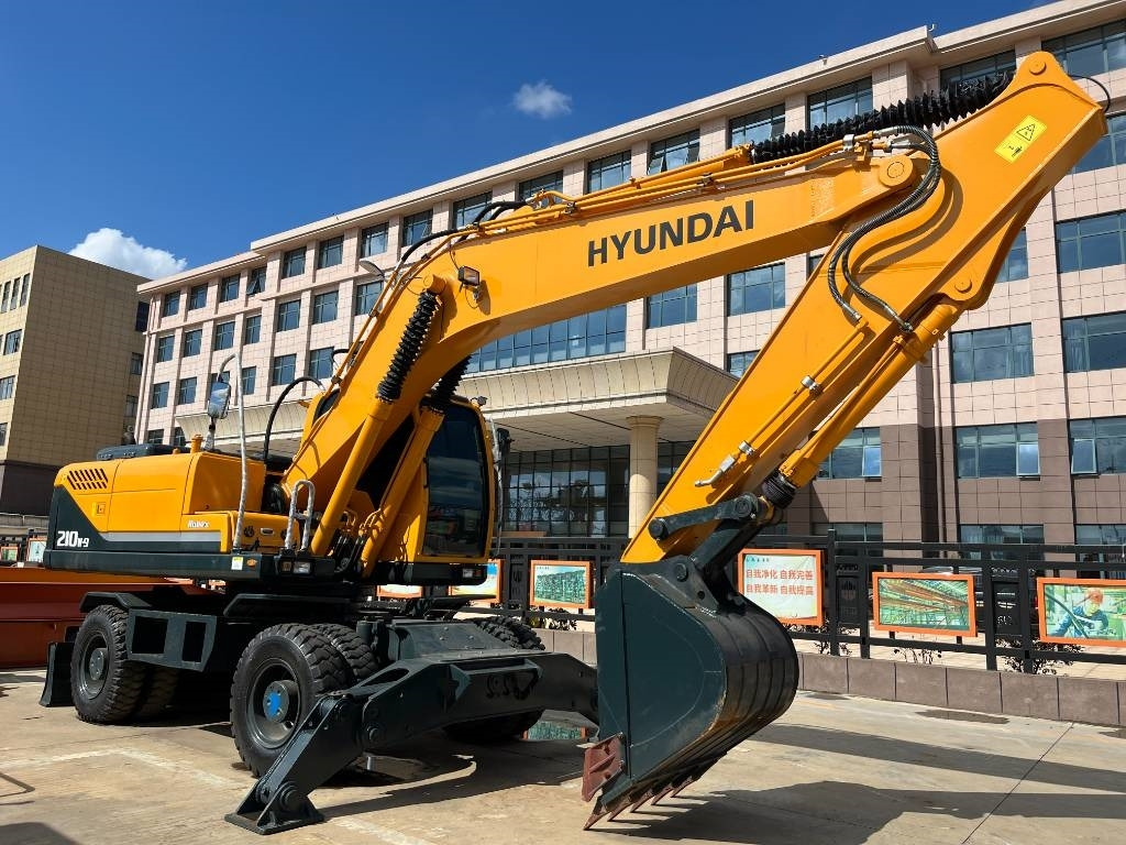 Hyundai R210W - Wheel excavator: picture 5 Hyundai R210W - Wheel excavator: picture 5