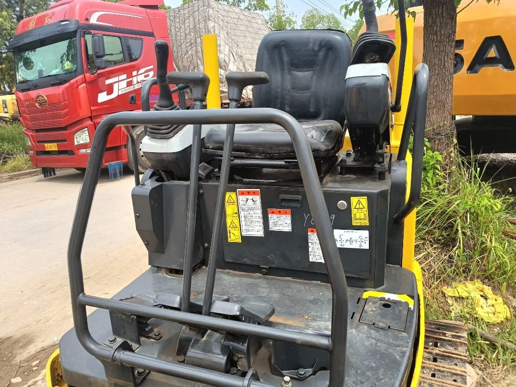 Komatsu PC 18  - Crawler excavator: picture 5 Komatsu PC 18  - Crawler excavator: picture 5