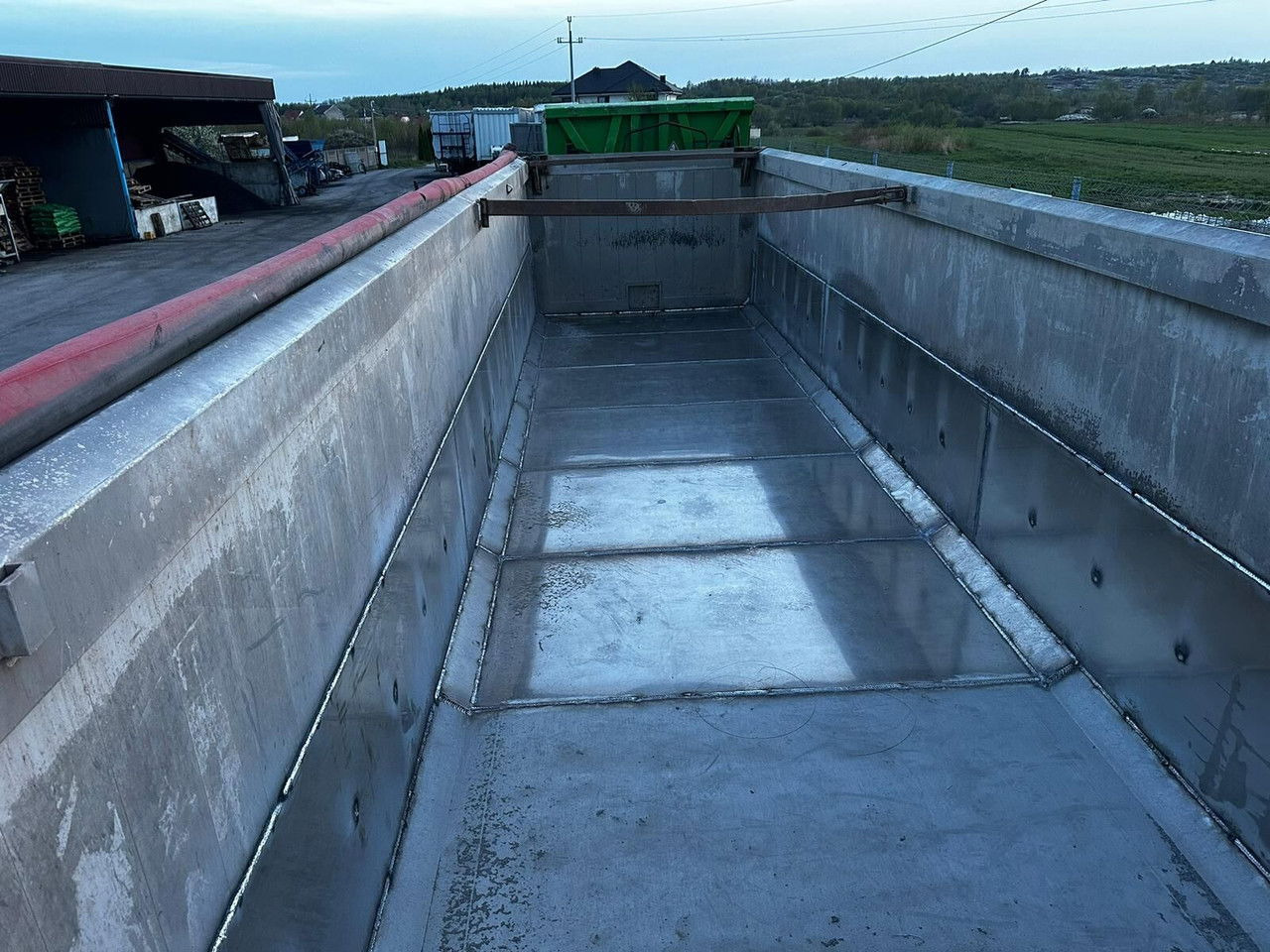 Tipper semi-trailer Janmil NWD 40 m3 - new floor - ready to work: picture 8 Tipper semi-trailer Janmil NWD 40 m3 - new floor - ready to work: picture 8