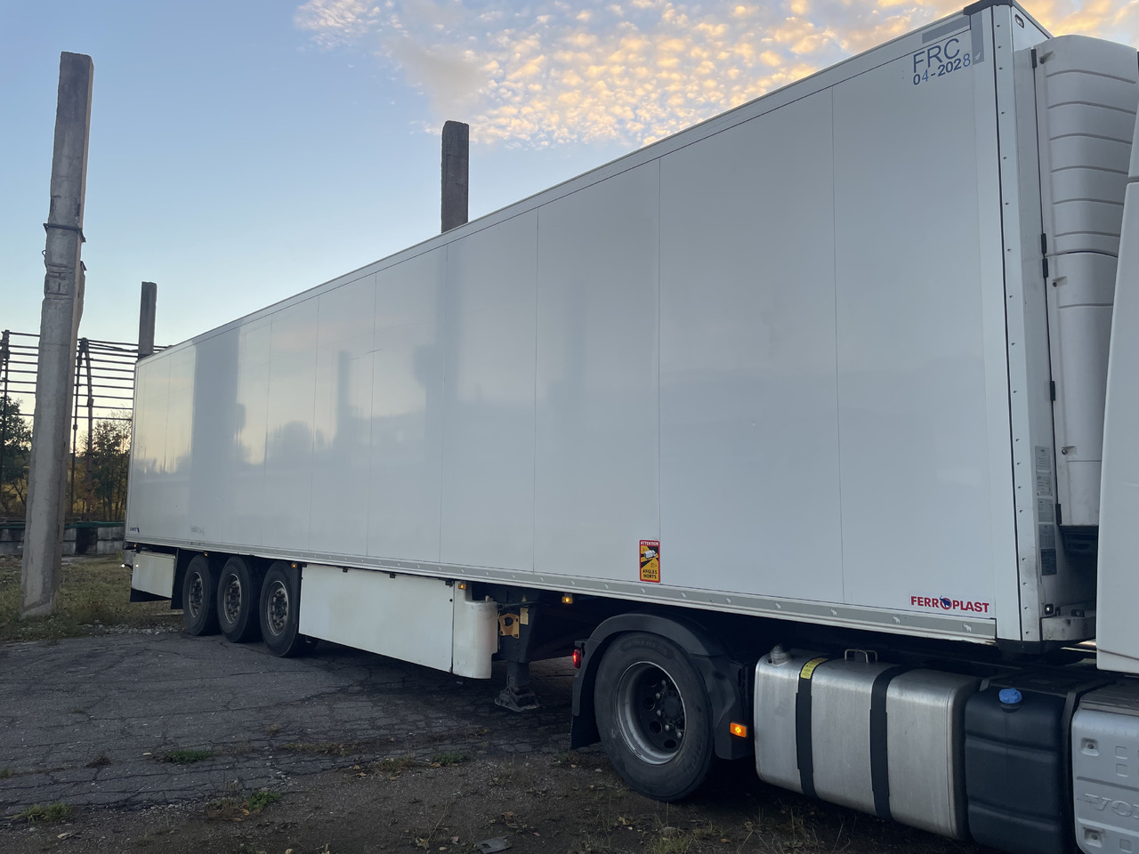 SCHMITZ SKO24 with meat hooks and 2 zone freezer - Refrigerator semi-trailer: picture 5 SCHMITZ SKO24 with meat hooks and 2 zone freezer - Refrigerator semi-trailer: picture 5