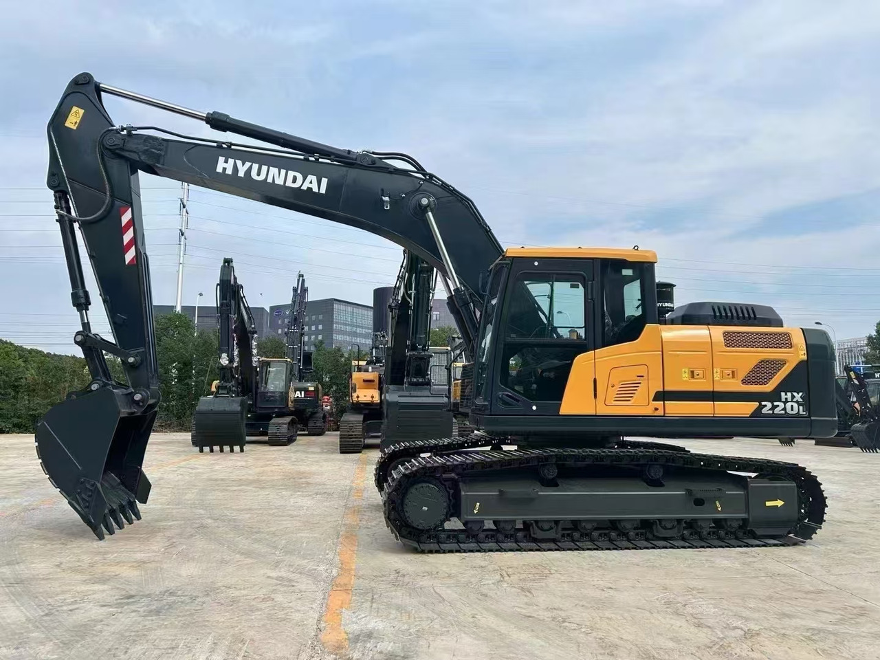HYUNDAI HX220L - Crawler excavator: picture 1 HYUNDAI HX220L - Crawler excavator: picture 1