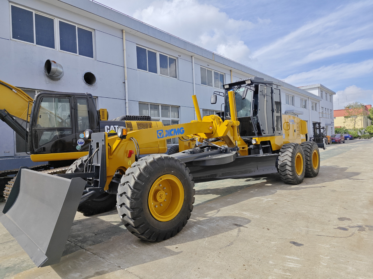 XCMG GR215 used motor grader - Grader: picture 1 XCMG GR215 used motor grader - Grader: picture 1