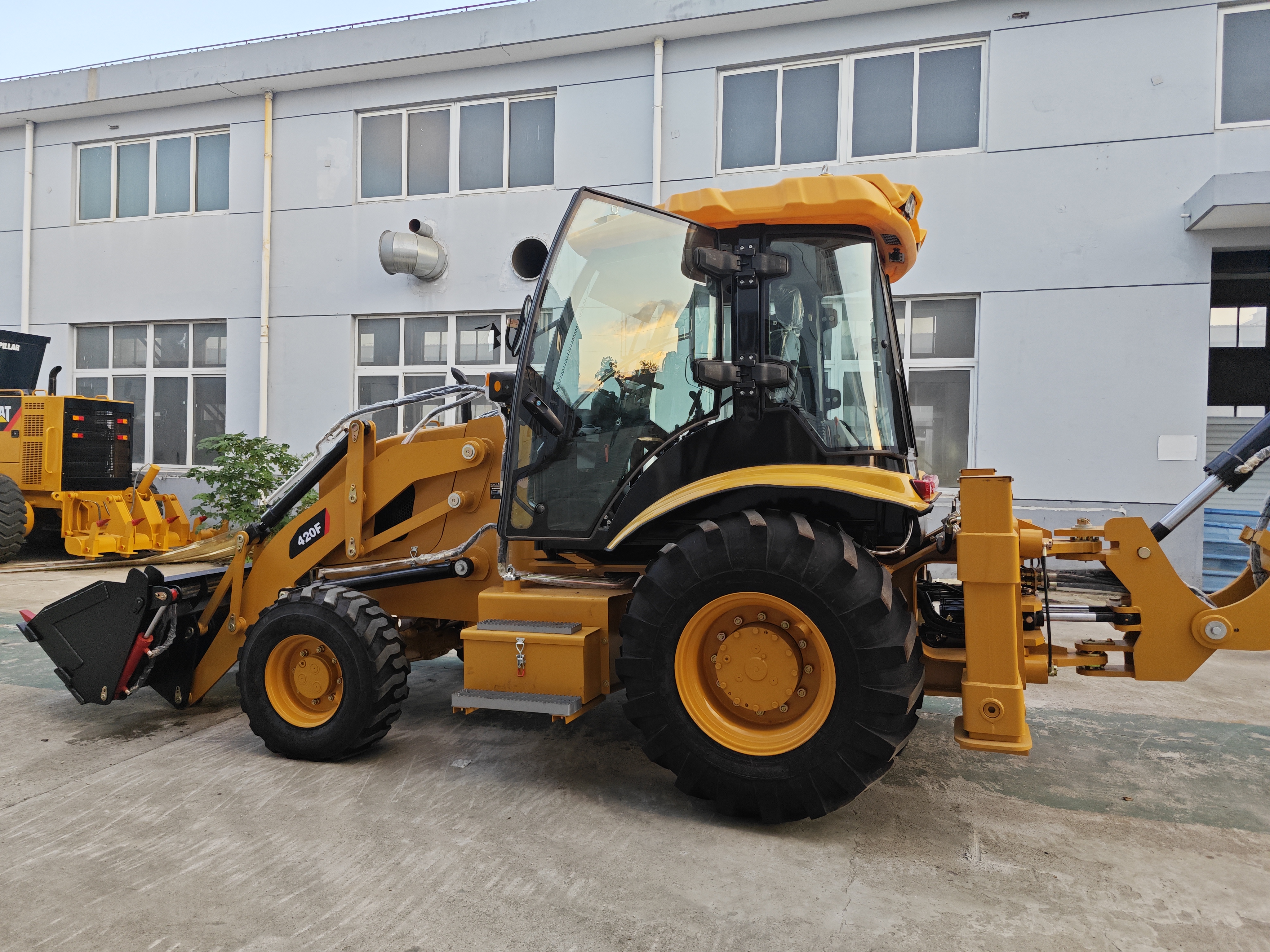 Caterpillar 420F used cat loader - Backhoe loader: picture 1 Caterpillar 420F used cat loader - Backhoe loader: picture 1