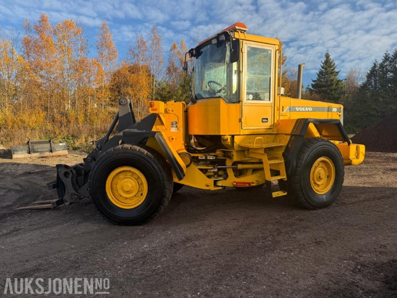 2001 Volvo L90D HJULLASTER SERVICEHISTORIKK 3.FUNKSJON PALLEGAFFEL 12716 TIMER. - Wheel loader: picture 1 2001 Volvo L90D HJULLASTER SERVICEHISTORIKK 3.FUNKSJON PALLEGAFFEL 12716 TIMER. - Wheel loader: picture 1