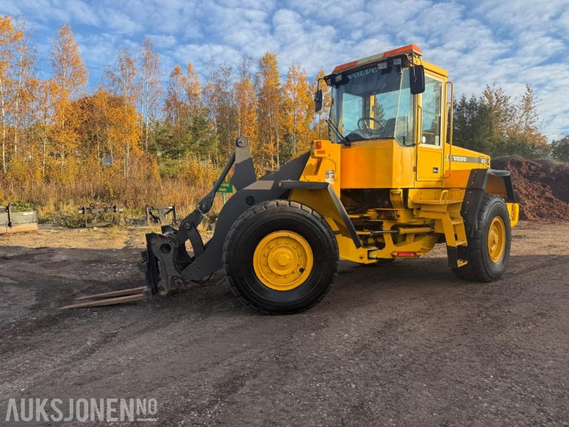 2001 Volvo L90D HJULLASTER SERVICEHISTORIKK 3.FUNKSJON PALLEGAFFEL 12716 TIMER. - Wheel loader: picture 3 2001 Volvo L90D HJULLASTER SERVICEHISTORIKK 3.FUNKSJON PALLEGAFFEL 12716 TIMER. - Wheel loader: picture 3