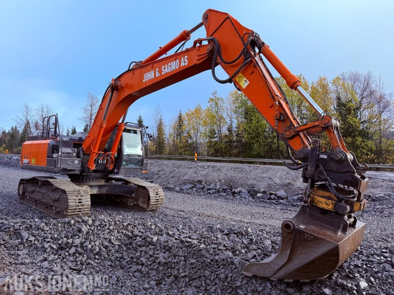 2016 Hitachi ZX300LC-6 Beltegraver - Sentralsmøring, GPS, Engcon tiltrotator og 2 skuffer - Excavator: picture 2 2016 Hitachi ZX300LC-6 Beltegraver - Sentralsmøring, GPS, Engcon tiltrotator og 2 skuffer - Excavator: picture 2