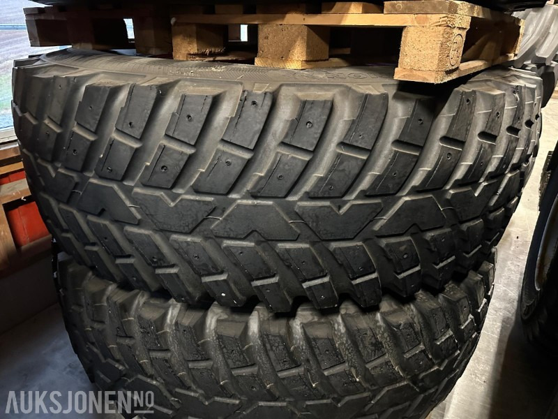 Piggdekksett til 900-serien – 620/80R42 + 480/80R34 – Klare for vinter - Agricultural machinery: picture 2 Piggdekksett til 900-serien – 620/80R42 + 480/80R34 – Klare for vinter - Agricultural machinery: picture 2