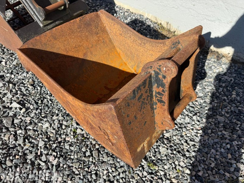 2004 SMP renskeskuff med S40 feste - Attachment for Construction machinery: picture 3 2004 SMP renskeskuff med S40 feste - Attachment for Construction machinery: picture 3
