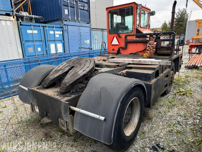 BOLLNAS 304T terminaltraktor / Rep.objekt - Construction equipment: picture 4 BOLLNAS 304T terminaltraktor / Rep.objekt - Construction equipment: picture 4