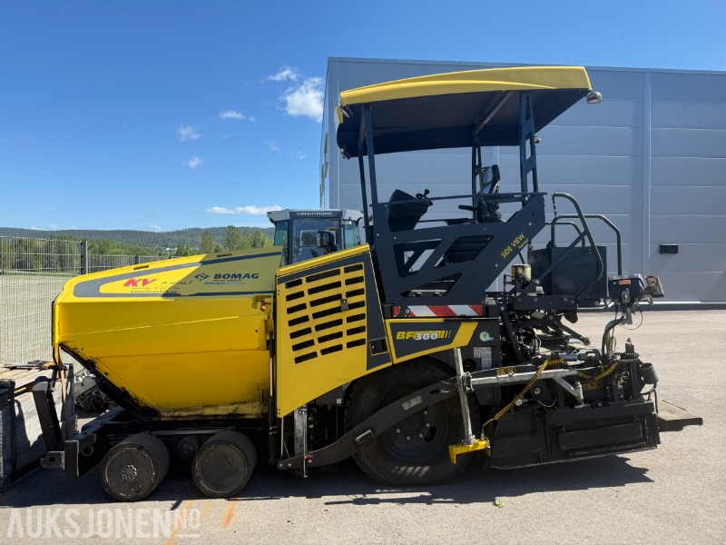 Bomag BF 300 P-2 Asfaltlegger - 54,6 kW - med 25cm utvidersett til screed og ekstra screedplatesett - Construction equipment: picture 2 Bomag BF 300 P-2 Asfaltlegger - 54,6 kW - med 25cm utvidersett til screed og ekstra screedplatesett - Construction equipment: picture 2