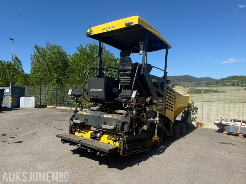Bomag BF 300 P-2 Asfaltlegger - 54,6 kW - med 25cm utvidersett til screed og ekstra screedplatesett - Construction equipment: picture 5 Bomag BF 300 P-2 Asfaltlegger - 54,6 kW - med 25cm utvidersett til screed og ekstra screedplatesett - Construction equipment: picture 5
