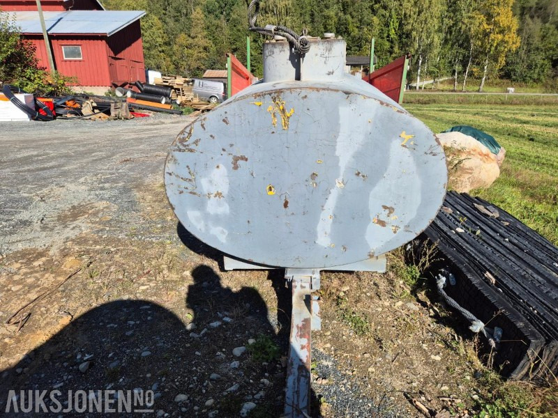 Mobil Dieseltank med hjulgang ca 1900 l - Construction equipment: picture 2 Mobil Dieseltank med hjulgang ca 1900 l - Construction equipment: picture 2
