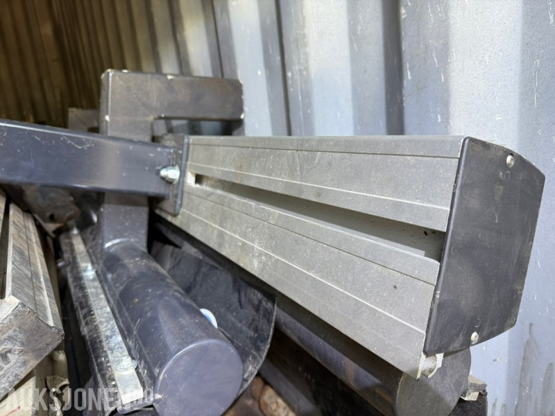 Parti ca. 15 stk underkjøringshinder- noen ubrukte - Truck: picture 3 Parti ca. 15 stk underkjøringshinder- noen ubrukte - Truck: picture 3