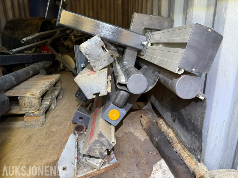 Parti ca. 15 stk underkjøringshinder- noen ubrukte - Truck: picture 2 Parti ca. 15 stk underkjøringshinder- noen ubrukte - Truck: picture 2