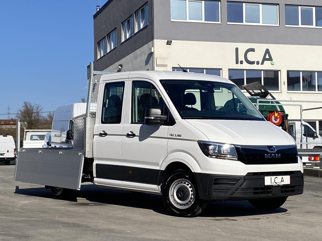 MAN TGE 3.180 DOKA 1+6 3640MM | OFFENE PRITSCHE + ALU KOFFER AUF DER PRITSCHE - Flatbed van: picture 4 MAN TGE 3.180 DOKA 1+6 3640MM | OFFENE PRITSCHE + ALU KOFFER AUF DER PRITSCHE - Flatbed van: picture 4