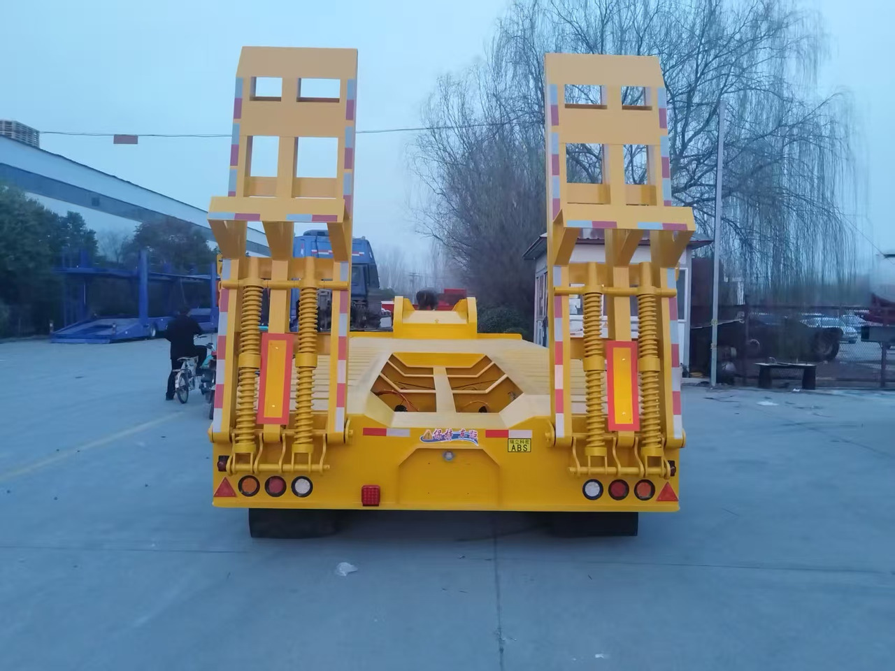 ZHICHENG Semi Flat Bed Low Bed in New Condition - Low loader semi-trailer: picture 2 ZHICHENG Semi Flat Bed Low Bed in New Condition - Low loader semi-trailer: picture 2