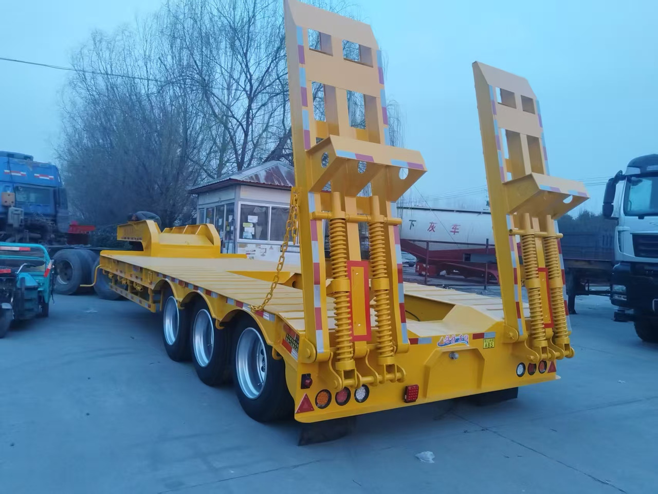 ZHICHENG Semi Flat Bed New or Used Low Bed in Length 8m,10,12m, 14m, 16m - Low loader semi-trailer: picture 4 ZHICHENG Semi Flat Bed New or Used Low Bed in Length 8m,10,12m, 14m, 16m - Low loader semi-trailer: picture 4