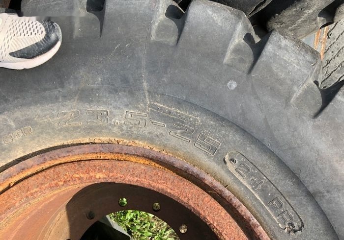 Anvelope Cu 24PR 4 BUC VOLA Incarcator VOLVO KOMATSU JCB - Wheel and tire package: picture 3 Anvelope Cu 24PR 4 BUC VOLA Incarcator VOLVO KOMATSU JCB - Wheel and tire package: picture 3