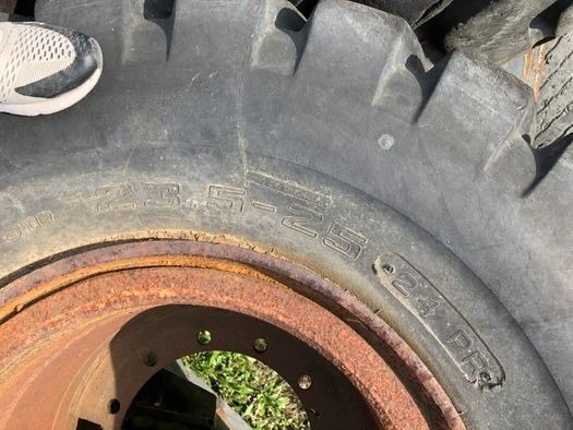 Anvelope Cu 24PR 4 BUC VOLA Incarcator VOLVO KOMATSU JCB - Wheel and tire package: picture 4 Anvelope Cu 24PR 4 BUC VOLA Incarcator VOLVO KOMATSU JCB - Wheel and tire package: picture 4