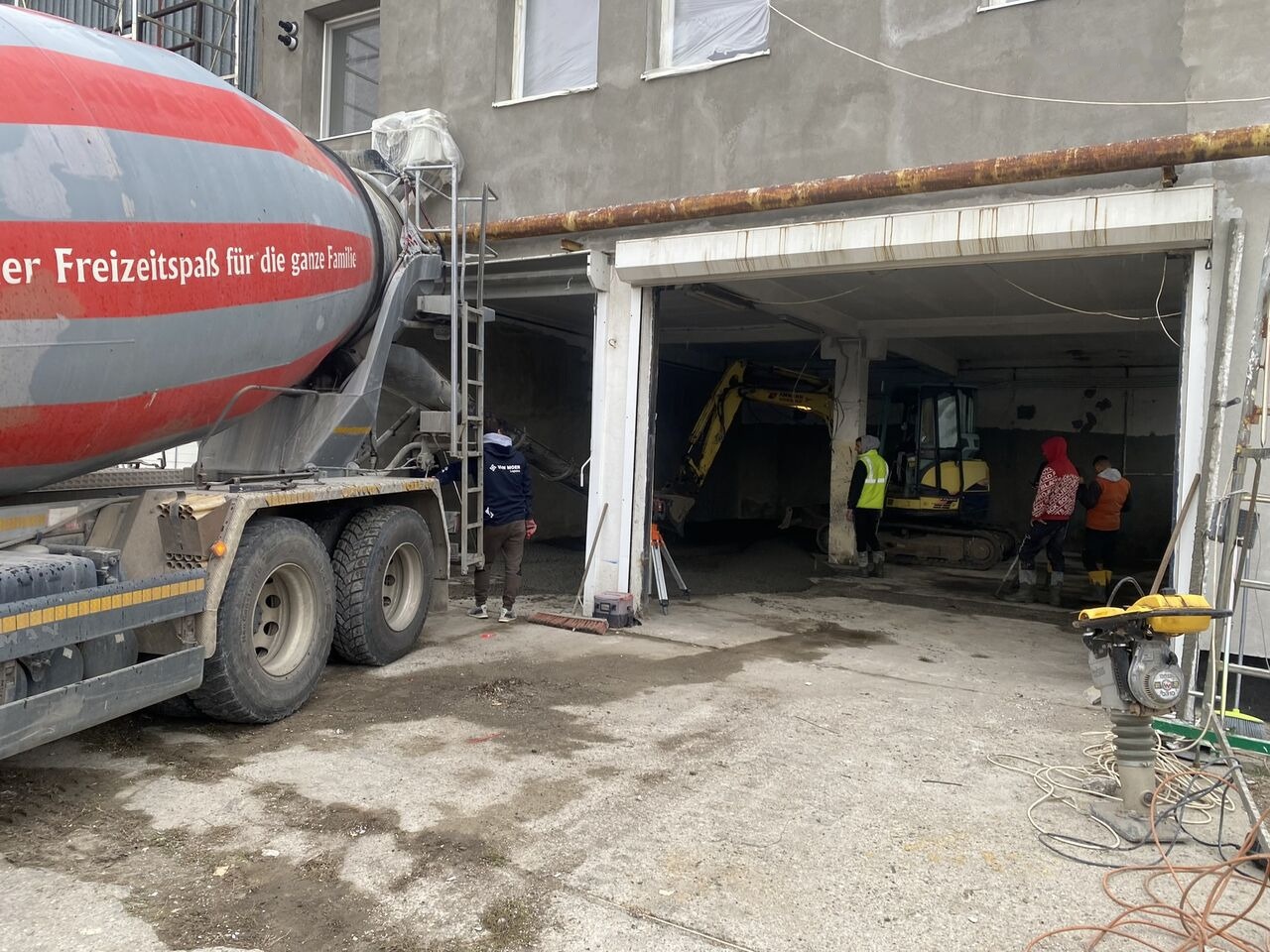 CIFA - Concrete mixer semi-trailer: picture 2 CIFA - Concrete mixer semi-trailer: picture 2