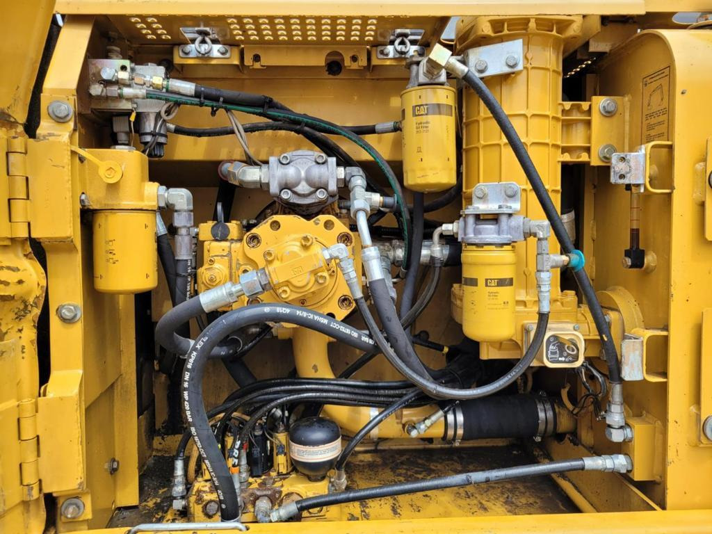 Crawler excavator Caterpillar 318BL: picture 18