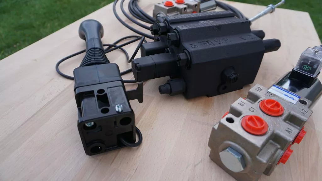 Front loader valve with Load Sensing LS valve 4 function Joystick 90 l/min 24 gp Case IH - Front loader for tractor for Truck: picture 4 Front loader valve with Load Sensing LS valve 4 function Joystick 90 l/min 24 gp Case IH - Front loader for tractor for Truck: picture 4