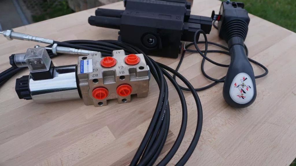 Front loader valve with Load Sensing LS valve 4 function Joystick 90 l/min 24 gp Case IH - Front loader for tractor for Truck: picture 3 Front loader valve with Load Sensing LS valve 4 function Joystick 90 l/min 24 gp Case IH - Front loader for tractor for Truck: picture 3