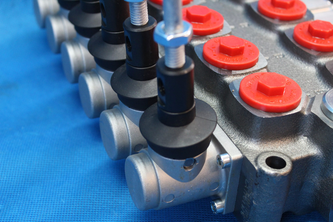 6 Sections Directional Control Valve Galtech Q95 120 l/min 31 GPM Electric solen for HDS-edged and cranes. - Ground support equipment: picture 2 6 Sections Directional Control Valve Galtech Q95 120 l/min 31 GPM Electric solen for HDS-edged and cranes. - Ground support equipment: picture 2