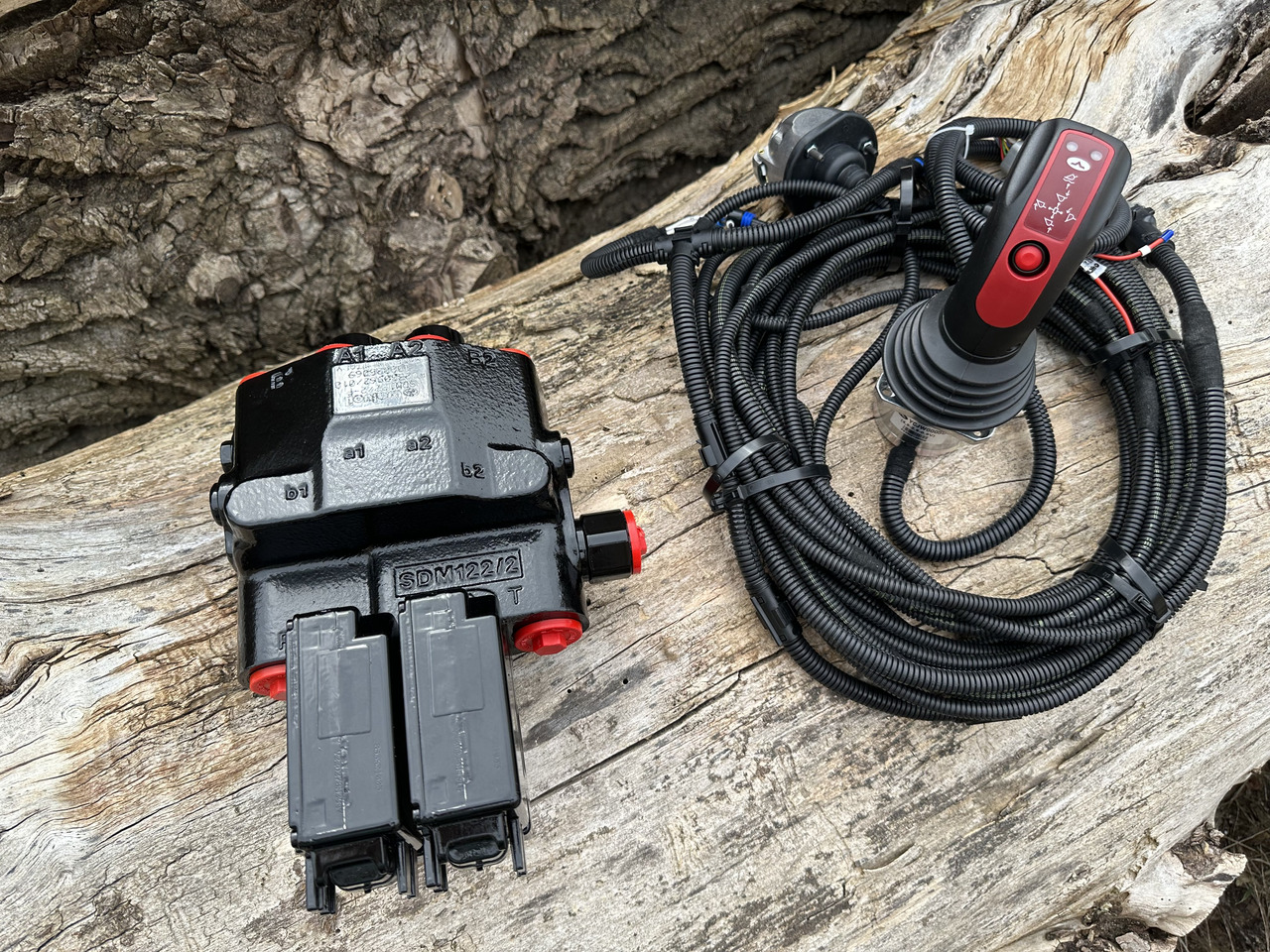 Walvoil SDM/DLM Allis-Chalmers, Case IH Magnum, Fiat, Ford - Front loader for tractor for Front loader for tractor: picture 3 Walvoil SDM/DLM Allis-Chalmers, Case IH Magnum, Fiat, Ford - Front loader for tractor for Front loader for tractor: picture 3