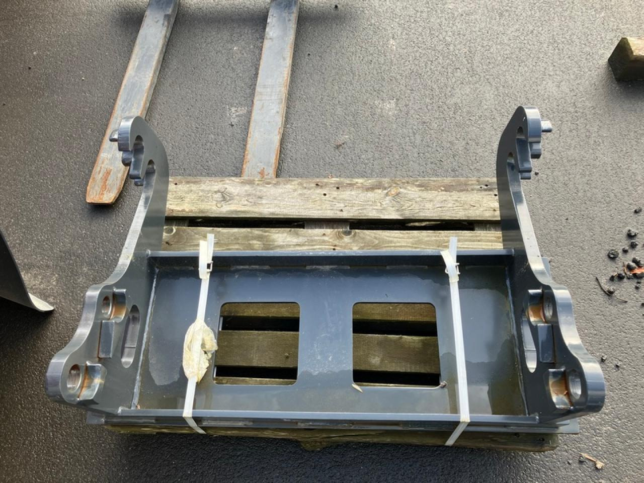 ADAPTER SCHÄFFER AUF EURO-AUFNAHME - Front loader for tractor: picture 4 ADAPTER SCHÄFFER AUF EURO-AUFNAHME - Front loader for tractor: picture 4