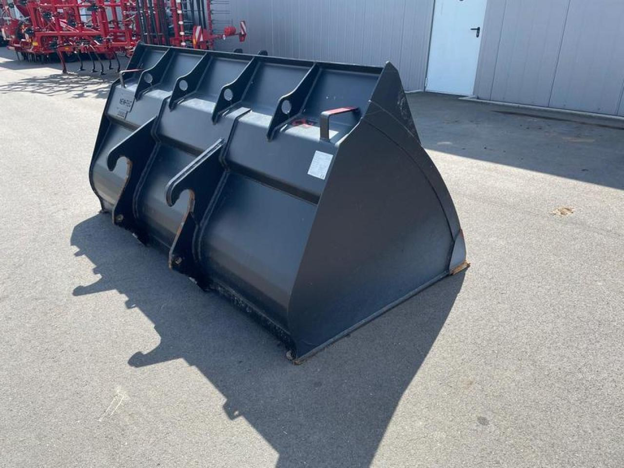 / LEICHTGUTSCHAUFEL NEW HOLLAND - Loader bucket: picture 3 / LEICHTGUTSCHAUFEL NEW HOLLAND - Loader bucket: picture 3