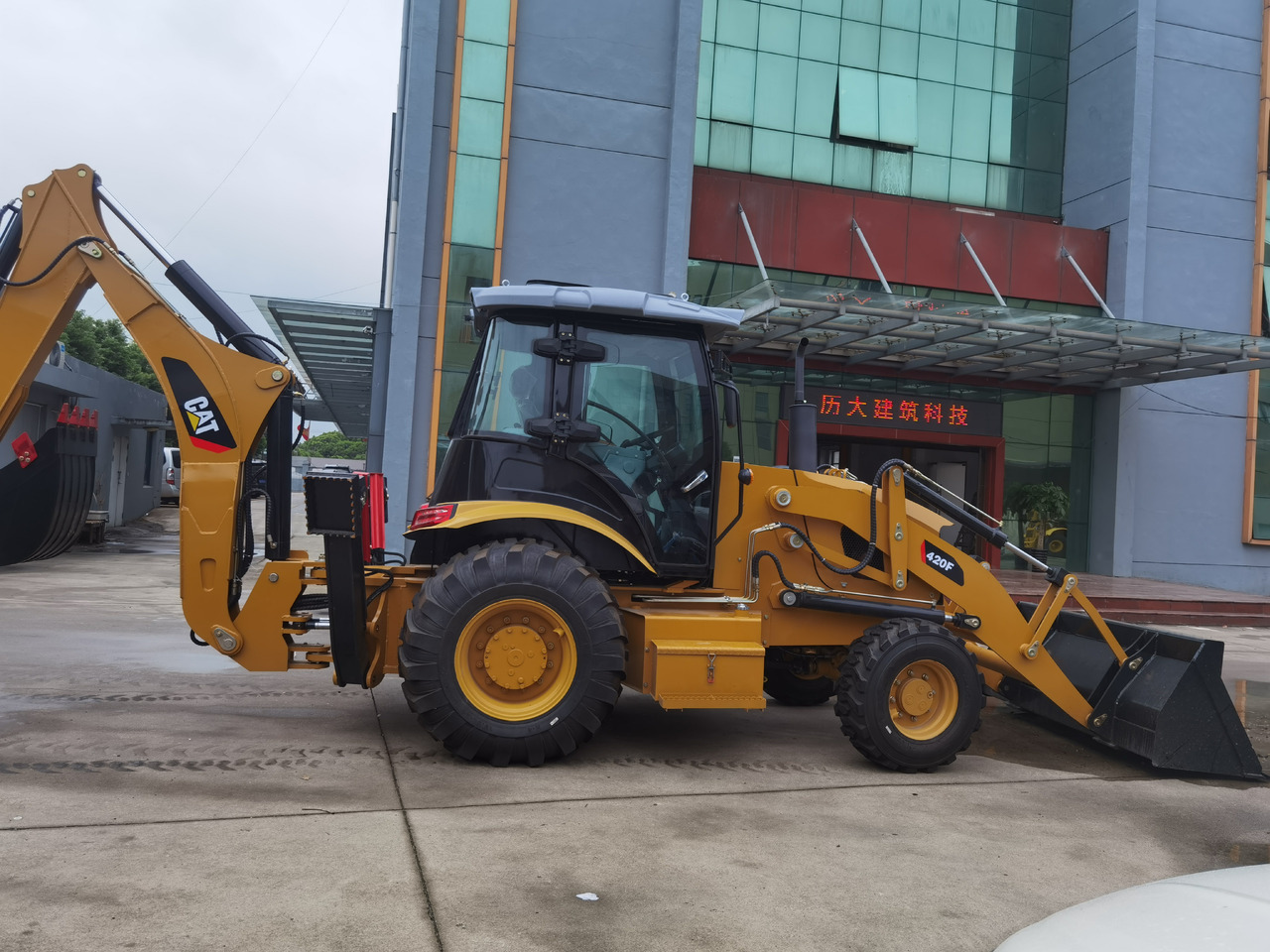 CAT 420F Backhoe Loader - Backhoe loader: picture 2 CAT 420F Backhoe Loader - Backhoe loader: picture 2