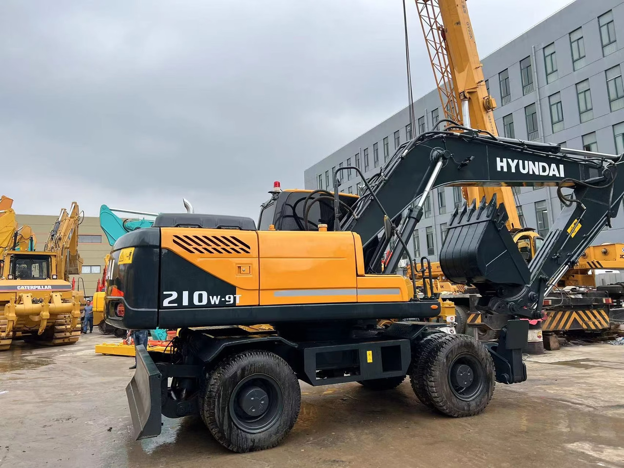 Hyundai 210w-9 wheel excavator - Wheel excavator: picture 2 Hyundai 210w-9 wheel excavator - Wheel excavator: picture 2