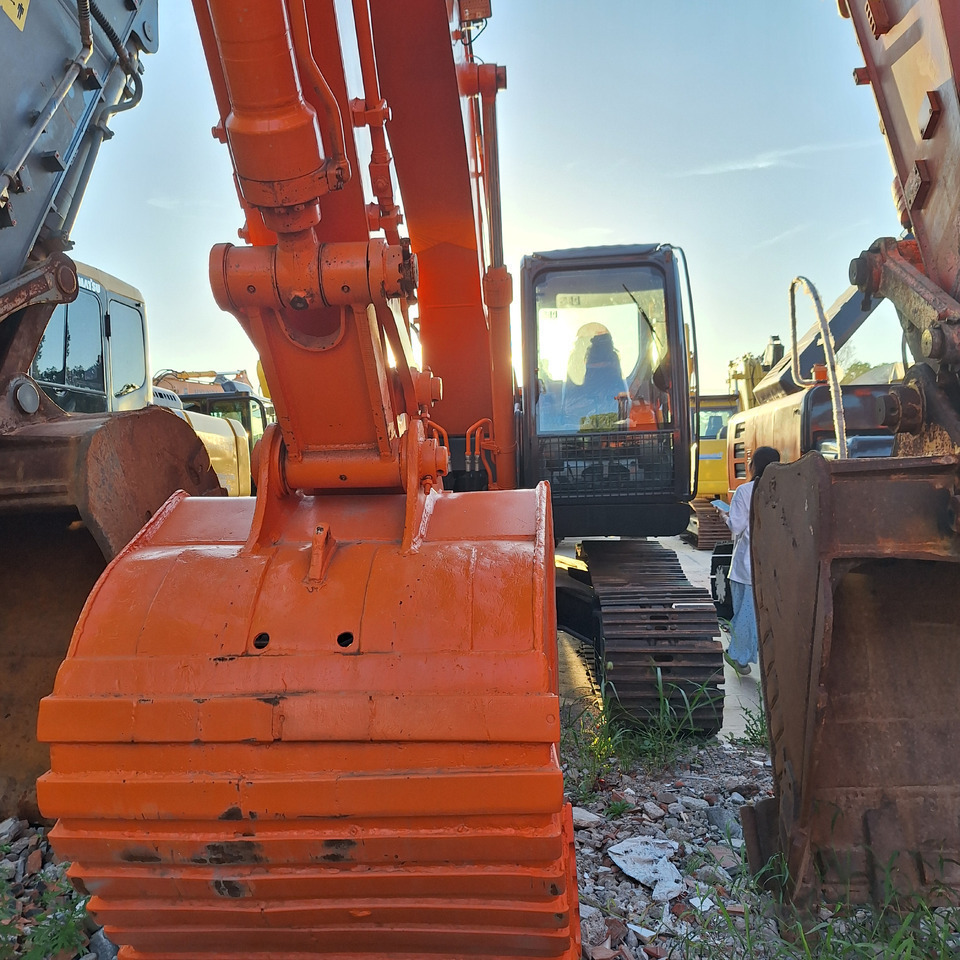 Second hand Hitachi ZX210 excavator - Excavator: picture 1 Second hand Hitachi ZX210 excavator - Excavator: picture 1