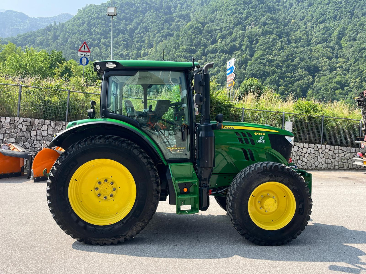 JOHN DEERE 6130R - Farm tractor: picture 5 JOHN DEERE 6130R - Farm tractor: picture 5