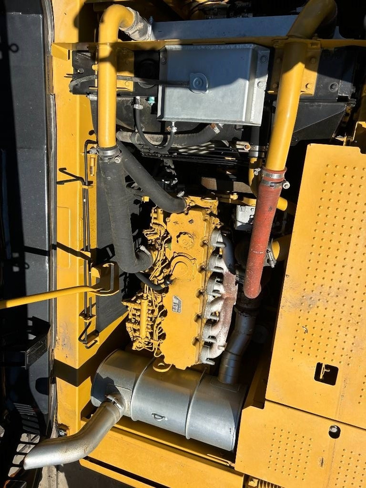 Crawler excavator CAT 320D2L: picture 14