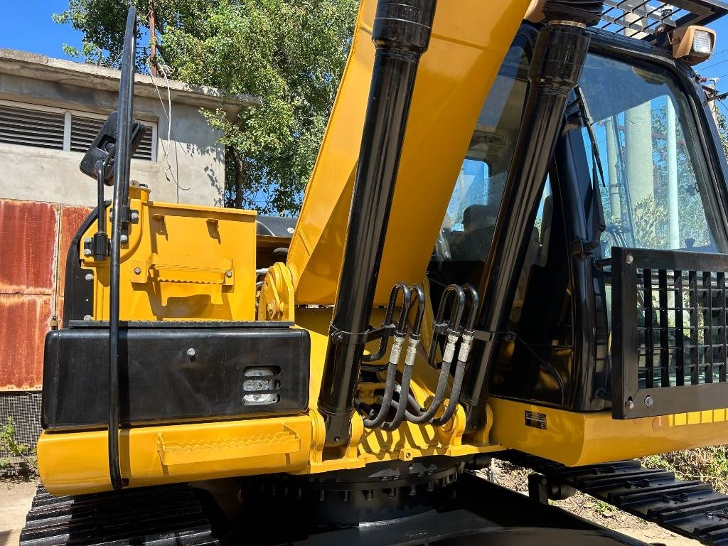 Crawler excavator CAT 320D2L: picture 12