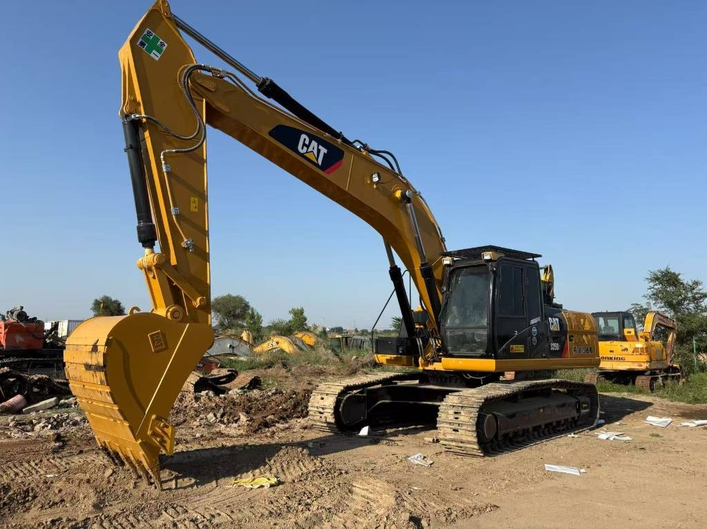 CAT 325 - Crawler excavator: picture 1 CAT 325 - Crawler excavator: picture 1