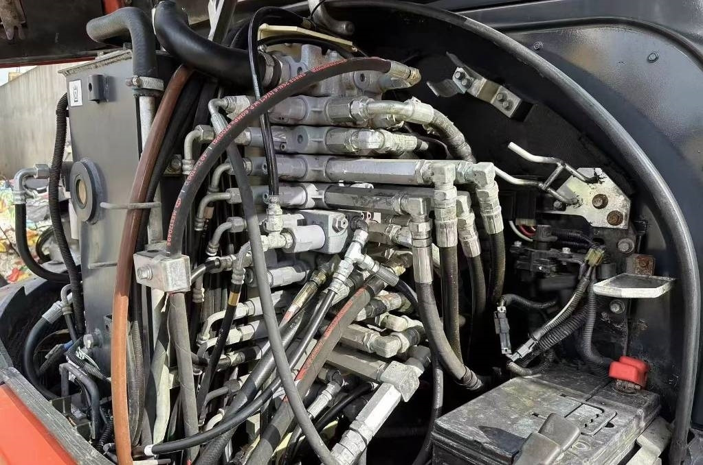 Crawler excavator Kubota 163: picture 8