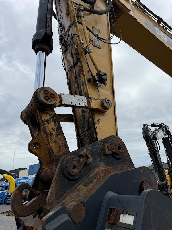 Crawler excavator CAT 374 F L: picture 10