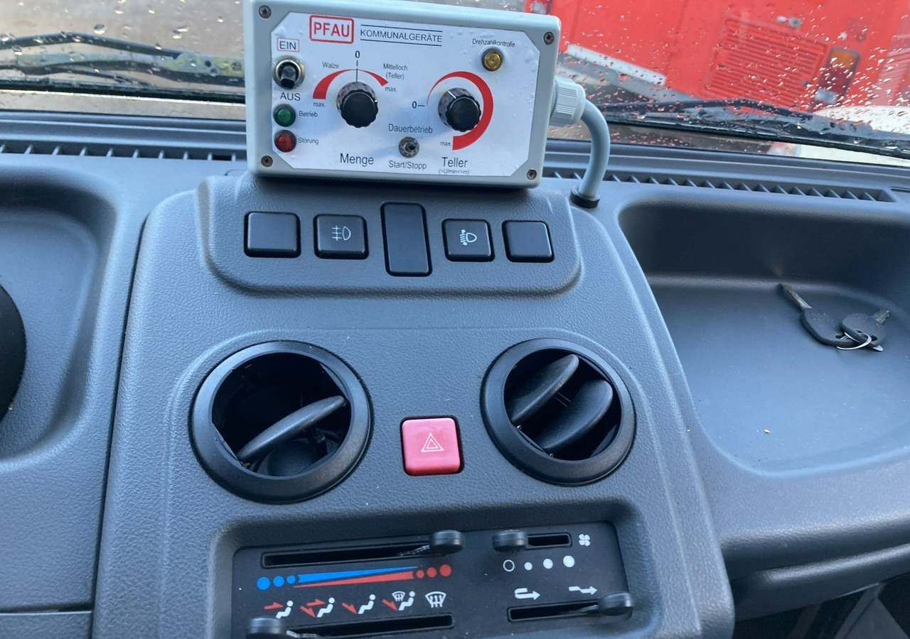 Flatbed van Inna Inny PFAU Piaggio Porter 4X4 Skrzynia odśnieżarka Pług 5655km 2012: picture 8 Flatbed van Inna Inny PFAU Piaggio Porter 4X4 Skrzynia odśnieżarka Pług 5655km 2012: picture 8