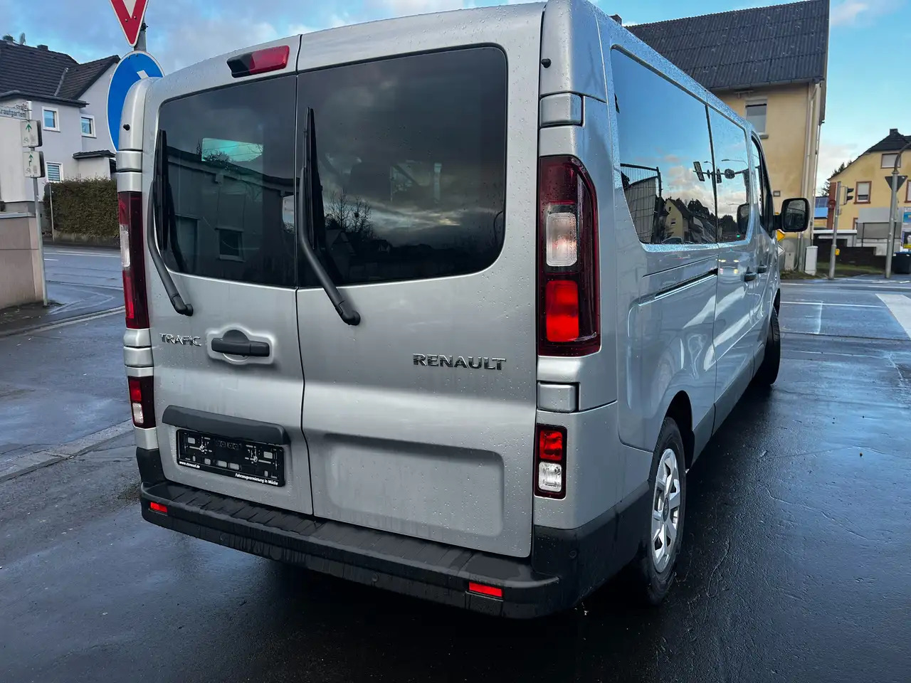 Renault Trafic L2H1 3,0t (8/9 Sitze) Life - Minibus, Passenger van: picture 4 Renault Trafic L2H1 3,0t (8/9 Sitze) Life - Minibus, Passenger van: picture 4