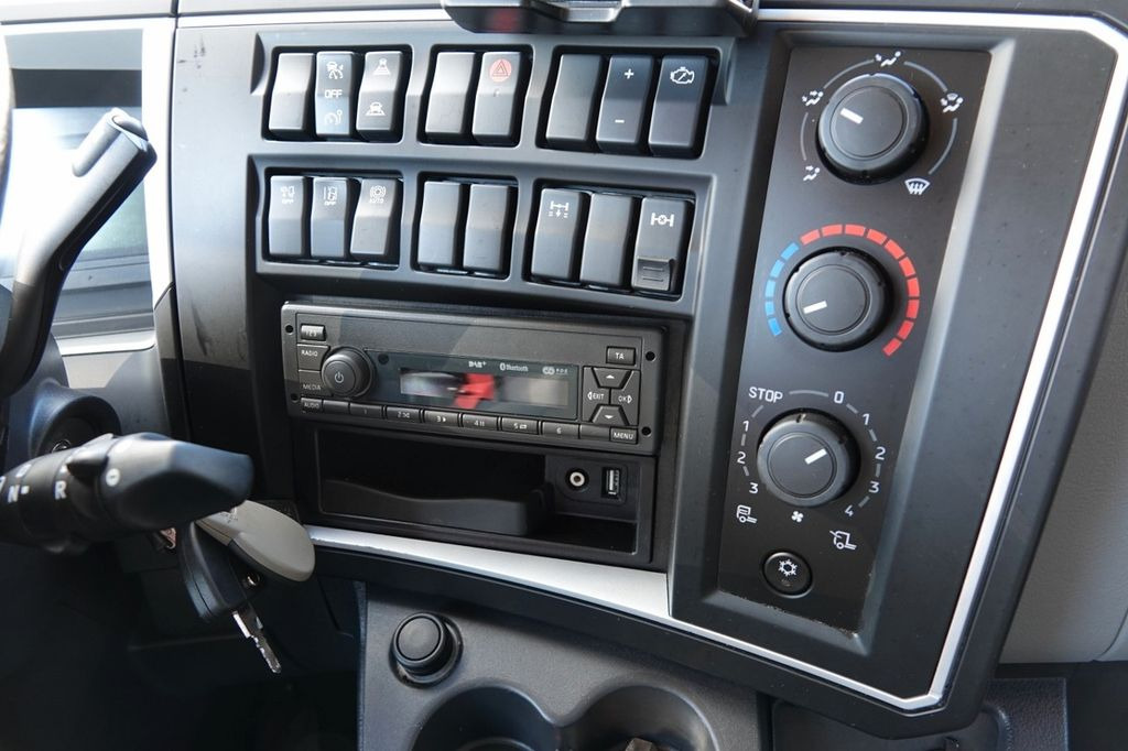 Refrigerator truck Renault D 280 / CHŁODNIA - 6,7 m / THERMO KING ES-600 MA Renault D 280 / CHŁODNIA - 6,7 m / THERMO KING ES-600 MA: picture 14