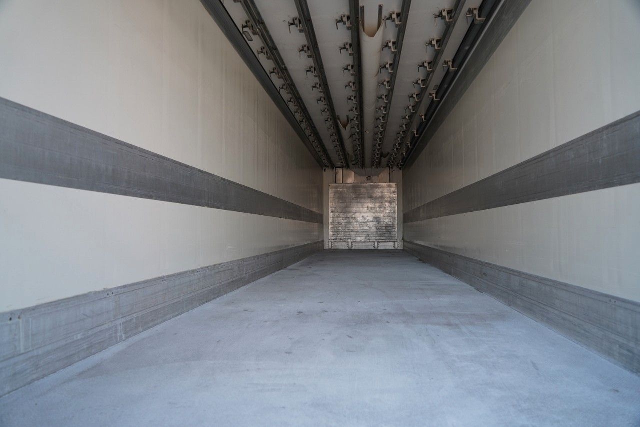 Refrigerator semi-trailer Schmitz Cargobull / CHŁODNIA / THERMO KING SLX 300 / HAKÓWKA / OŚ: picture 11 Refrigerator semi-trailer Schmitz Cargobull / CHŁODNIA / THERMO KING SLX 300 / HAKÓWKA / OŚ: picture 11