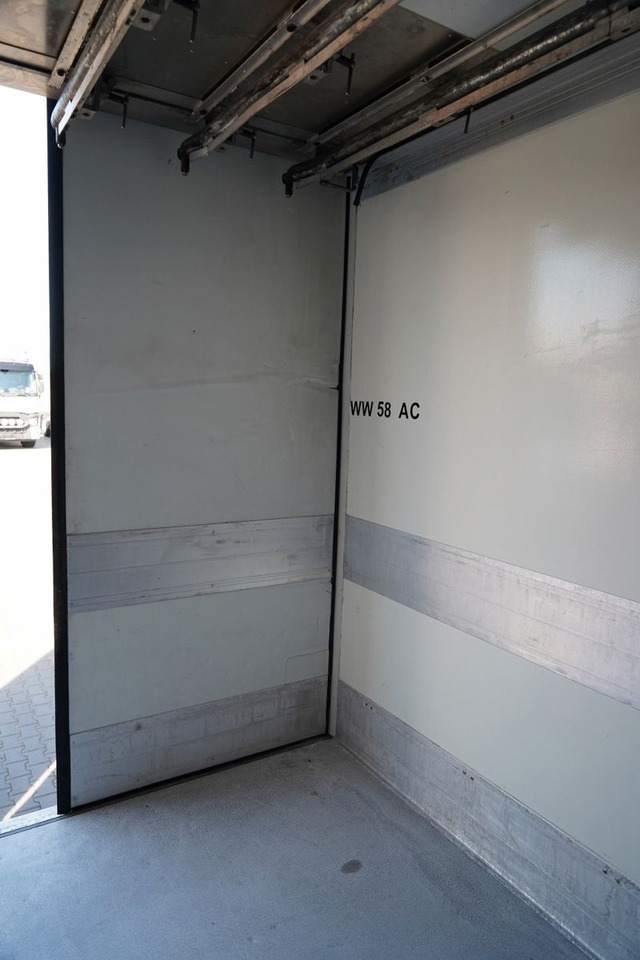 Refrigerator semi-trailer Schmitz Cargobull / CHŁODNIA / THERMO KING SLX 300 / HAKÓWKA / OŚ: picture 14 Refrigerator semi-trailer Schmitz Cargobull / CHŁODNIA / THERMO KING SLX 300 / HAKÓWKA / OŚ: picture 14