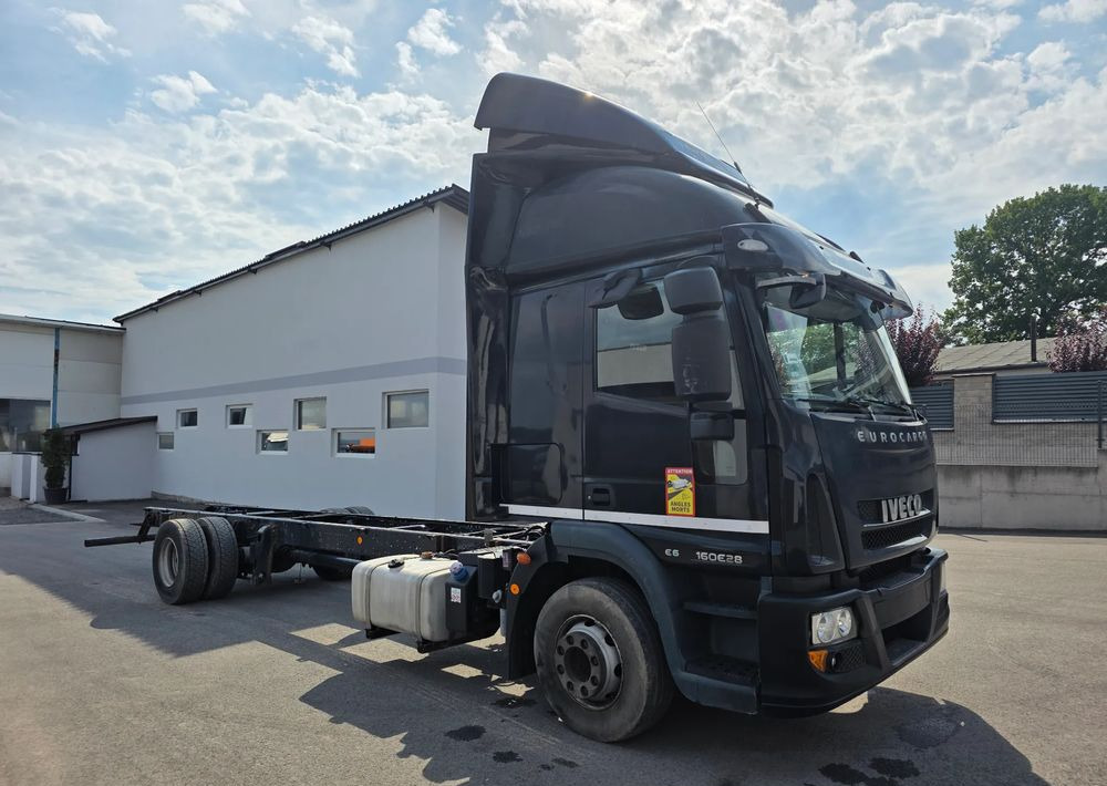 Iveco EUROCARGO 160E28  RAMA DO ZABUDOWY/  LAWETA / MANUAL / - Curtainsider truck: picture 2 Iveco EUROCARGO 160E28  RAMA DO ZABUDOWY/  LAWETA / MANUAL / - Curtainsider truck: picture 2
