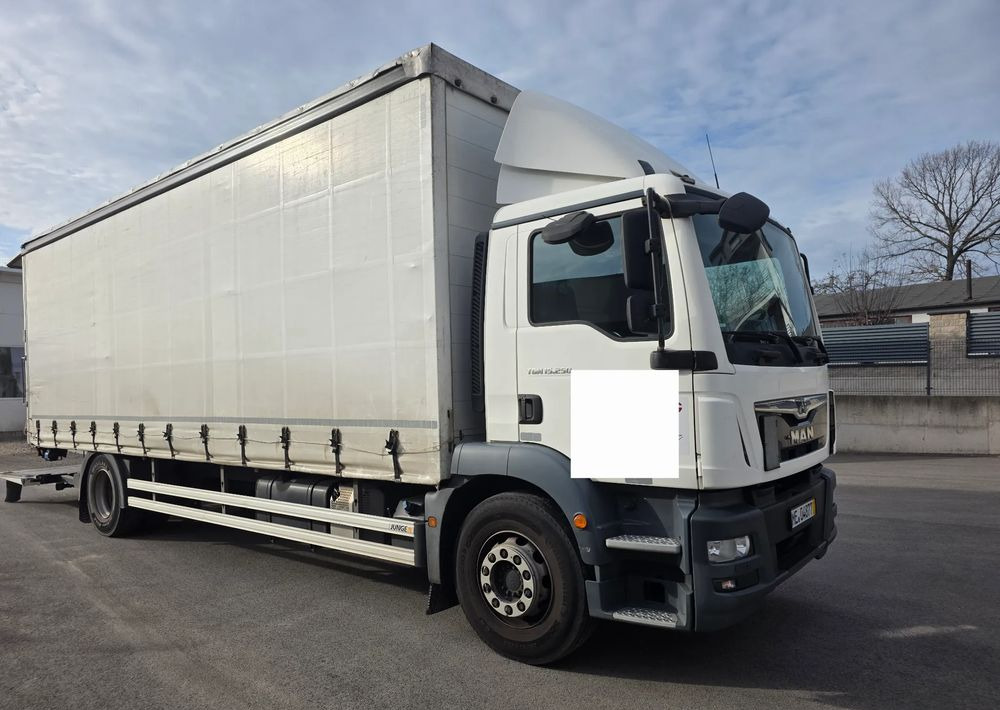 MAN TGM 15.250 /18.250 /FIRANKA / RAMA DO ZABUDOWY / WYWROTKA / HAKOWIEC / MANUALNA - Curtainsider truck: picture 2 MAN TGM 15.250 /18.250 /FIRANKA / RAMA DO ZABUDOWY / WYWROTKA / HAKOWIEC / MANUALNA - Curtainsider truck: picture 2