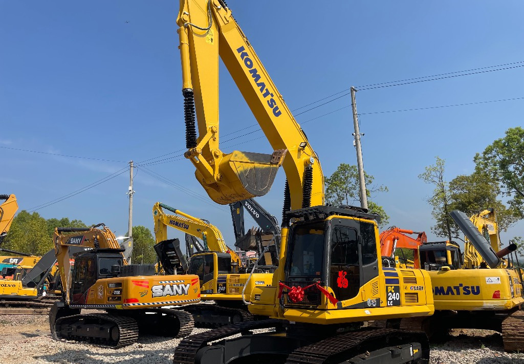 Komatsu PC 240 PC220 PC240-8 - Crawler excavator: picture 3 Komatsu PC 240 PC220 PC240-8 - Crawler excavator: picture 3